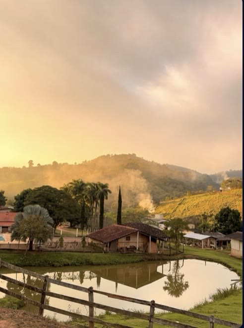 Lago e sede do Sítio Cantinho do Céu ao amanhecer